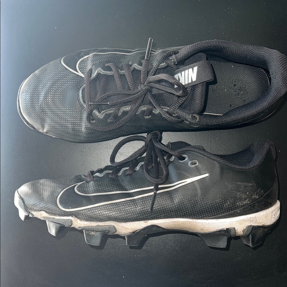 Nike Men’s Black and White Athletic Cleats